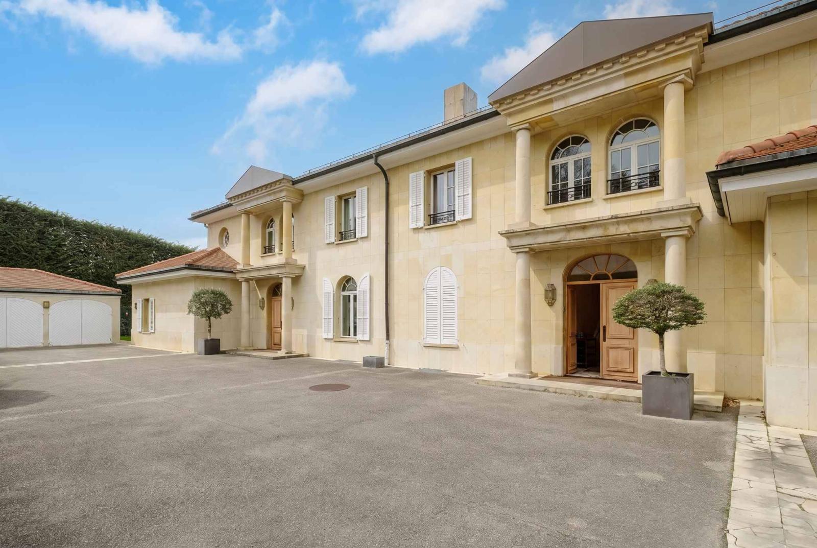 Vaste maison de maître divisée en 2 logements avec vue lac