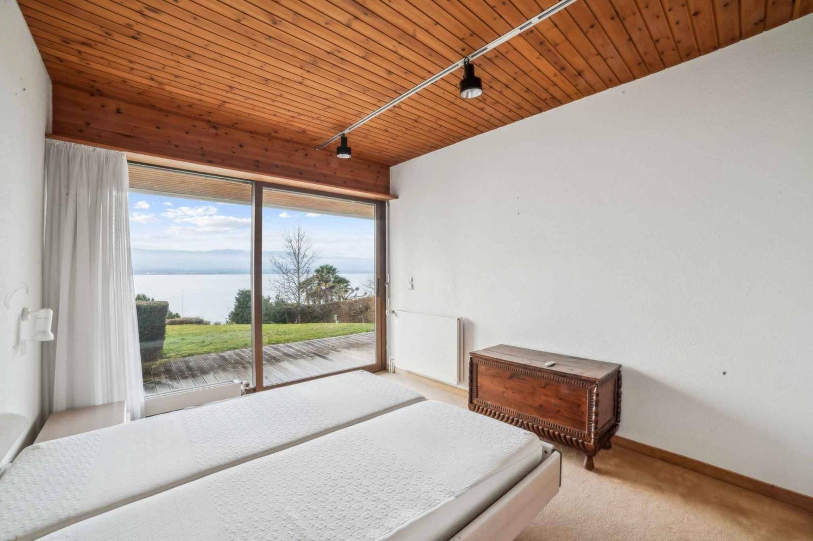 Propriété pieds dans l'eau avec plage et ponton privés