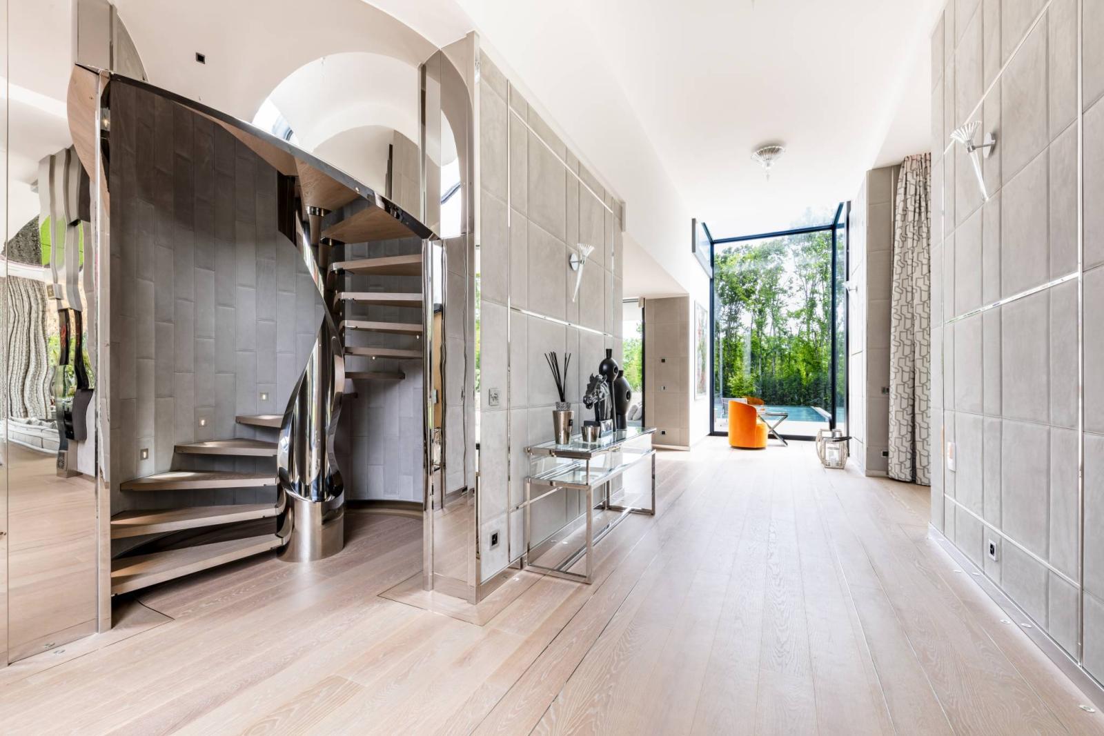 Propriété d'exception : alliance de l'art architectural et du confort prestigieux