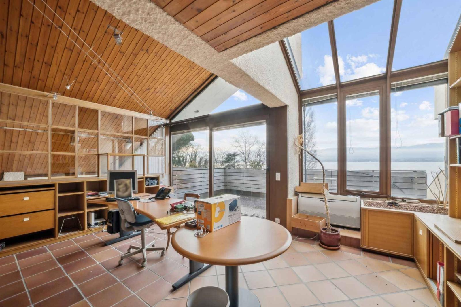 Propriété pieds dans l'eau avec plage et ponton privés