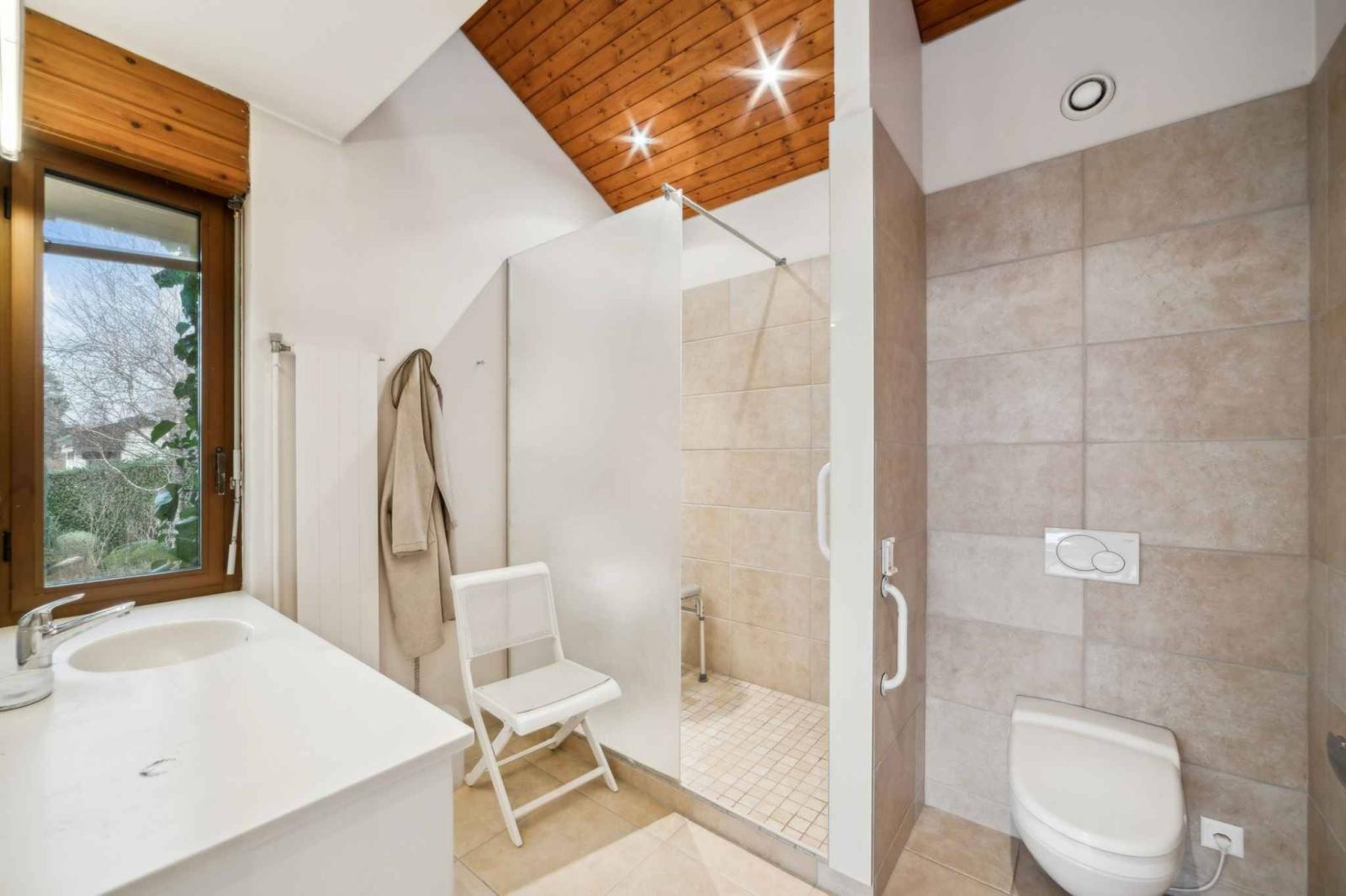 Propriété pieds dans l'eau avec plage et ponton privés