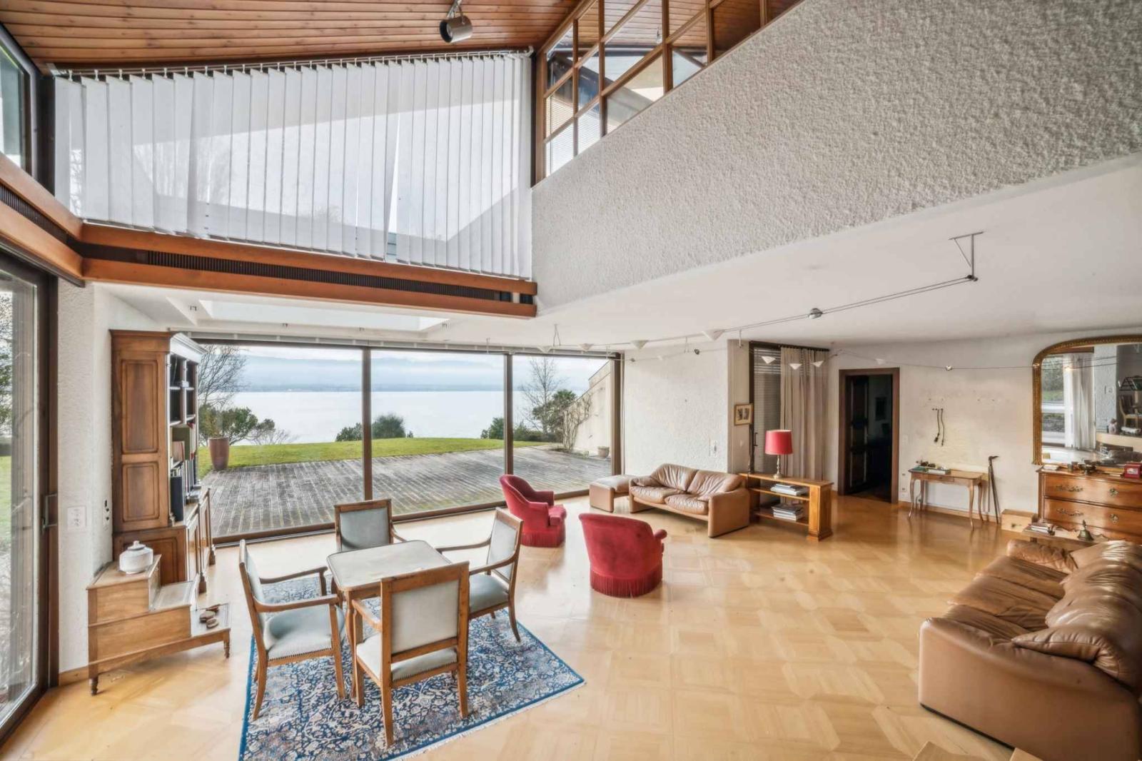 Propriété pieds dans l'eau avec plage et ponton privés