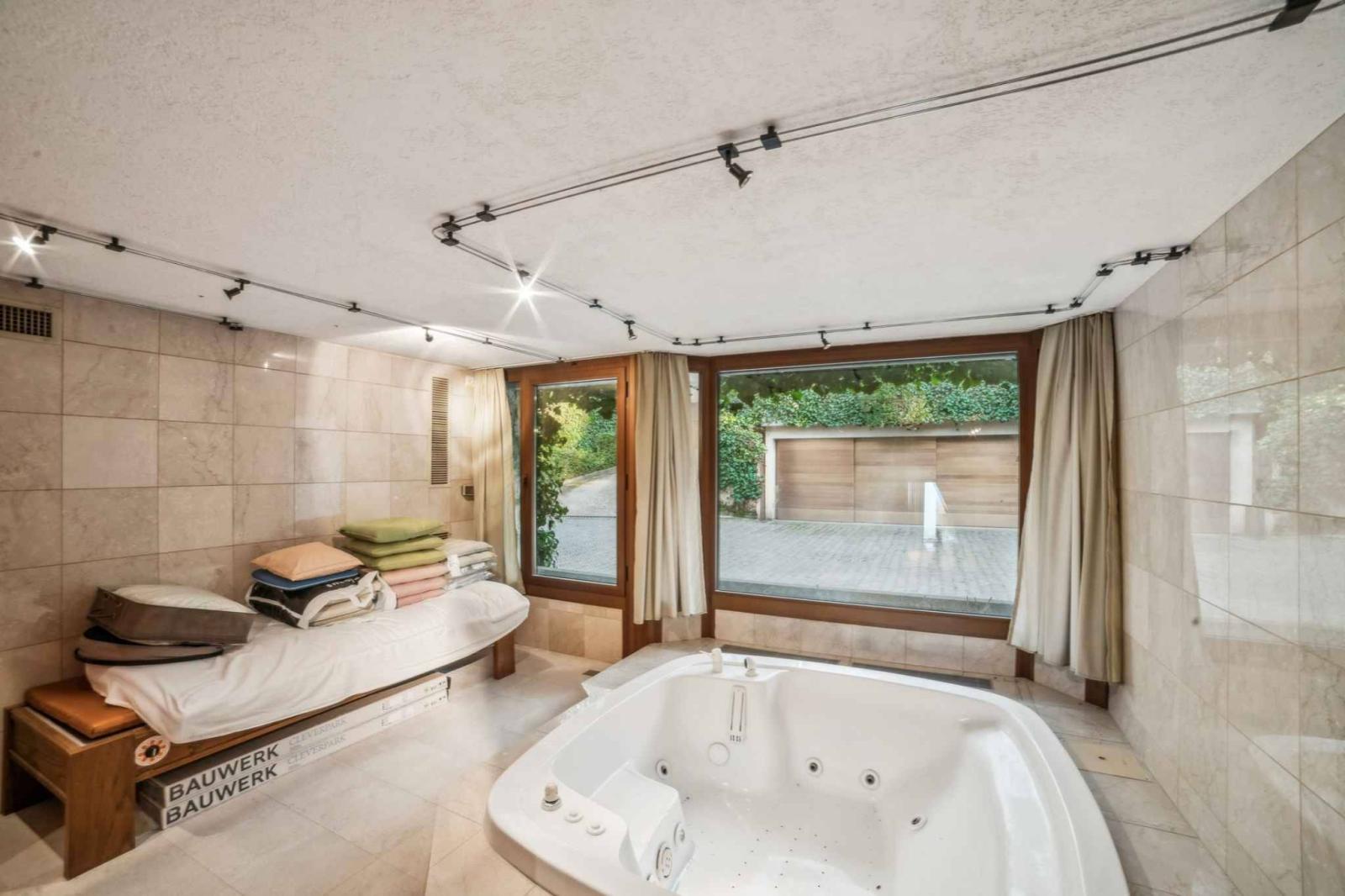 Propriété pieds dans l'eau avec plage et ponton privés