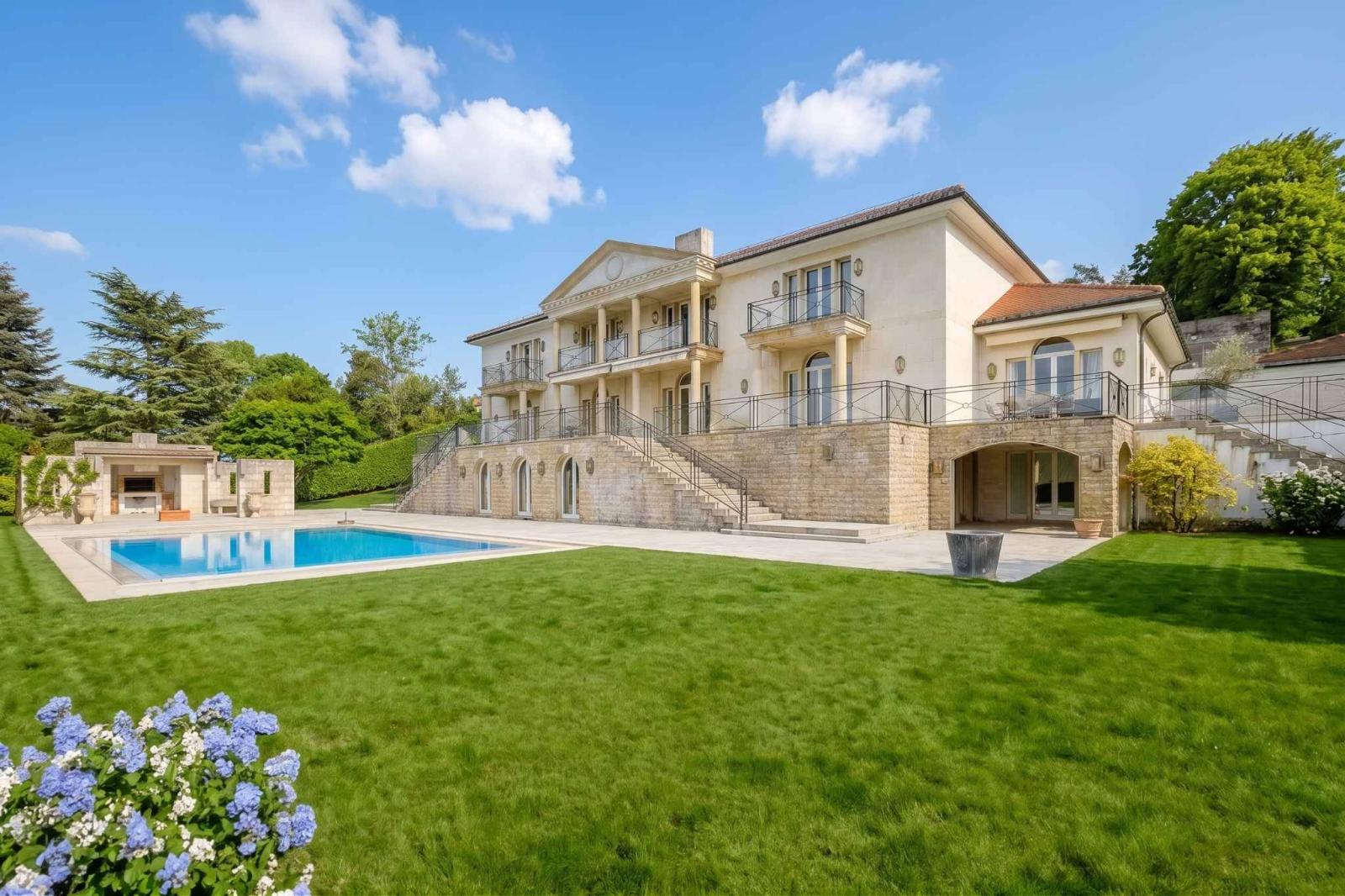 Vaste maison de maître divisée en 2 logements avec vue lac