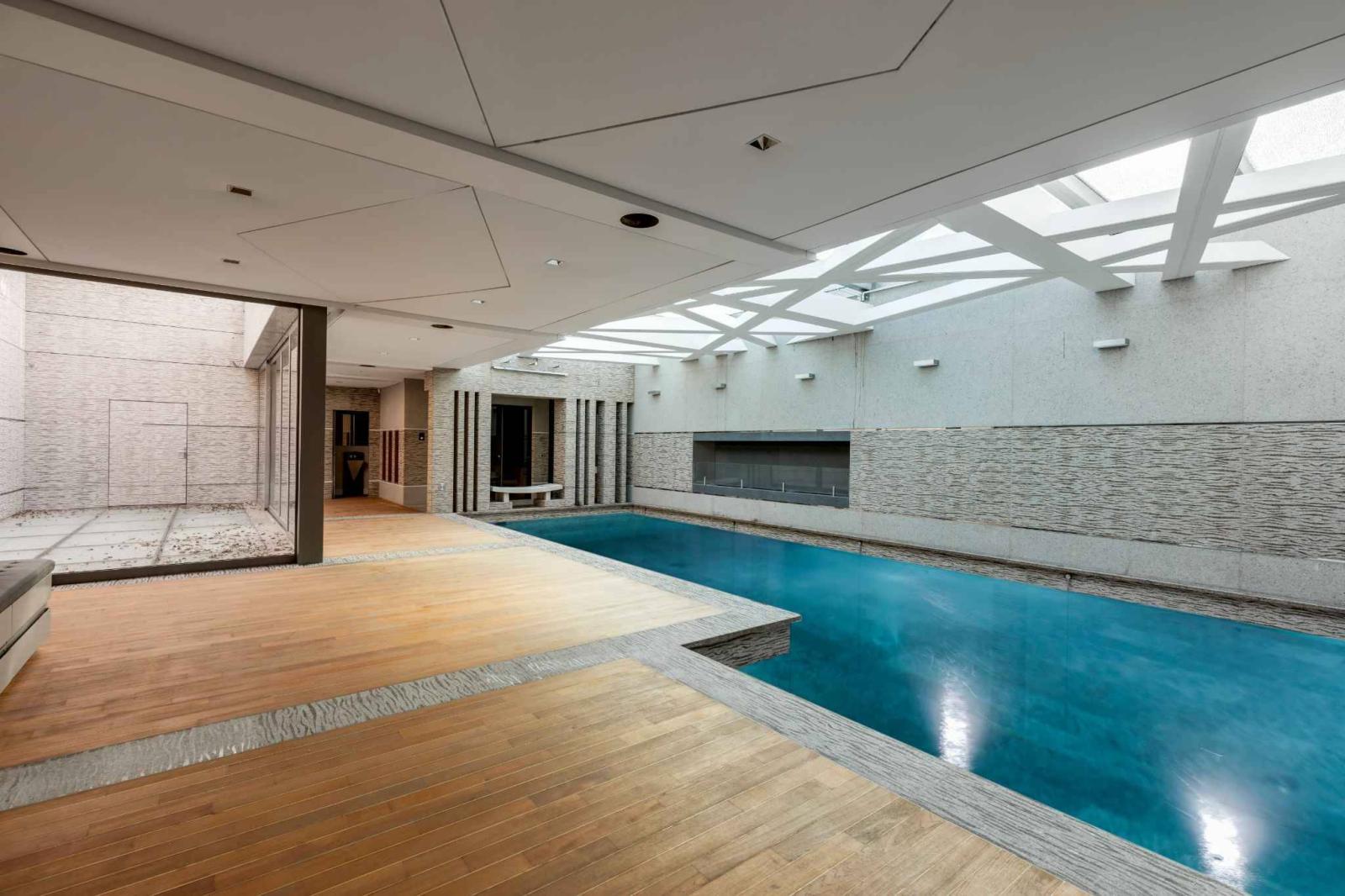 Propriété d'exception avec piscine intérieure
