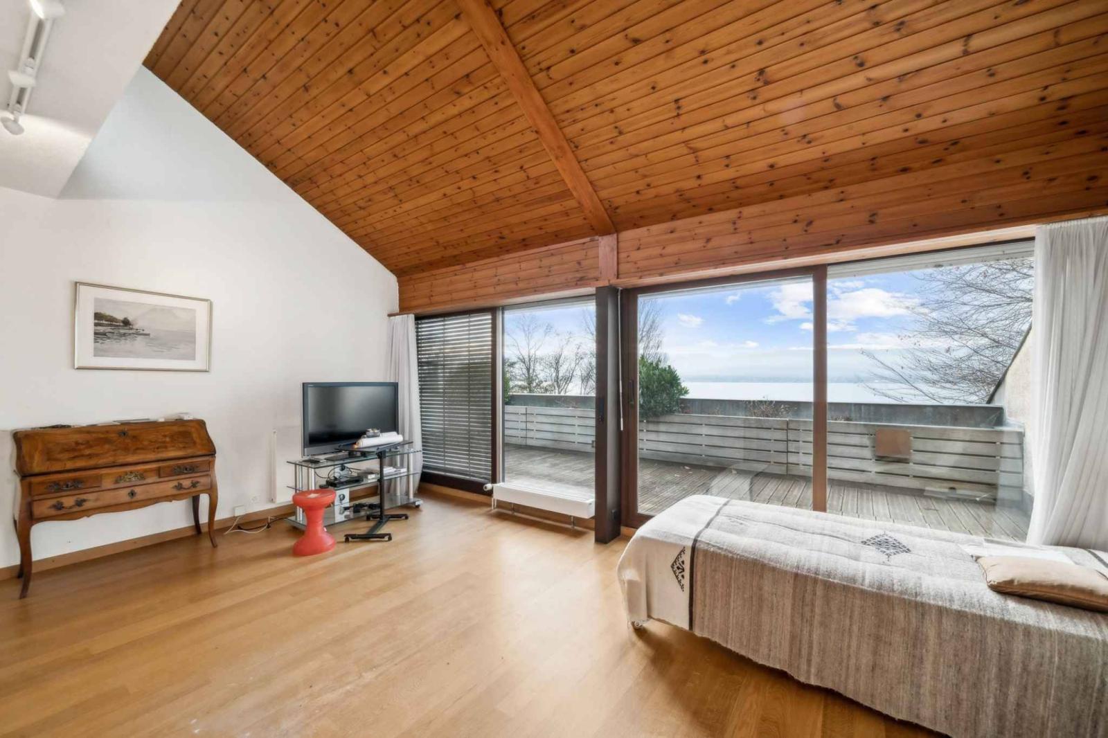 Propriété pieds dans l'eau avec plage et ponton privés