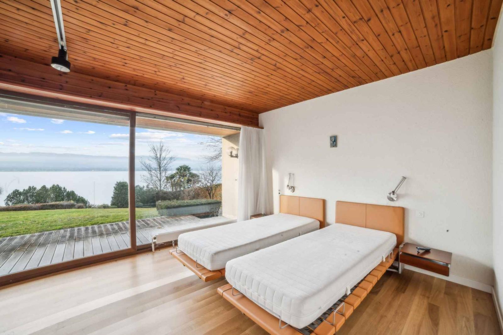 Propriété pieds dans l'eau avec plage et ponton privés